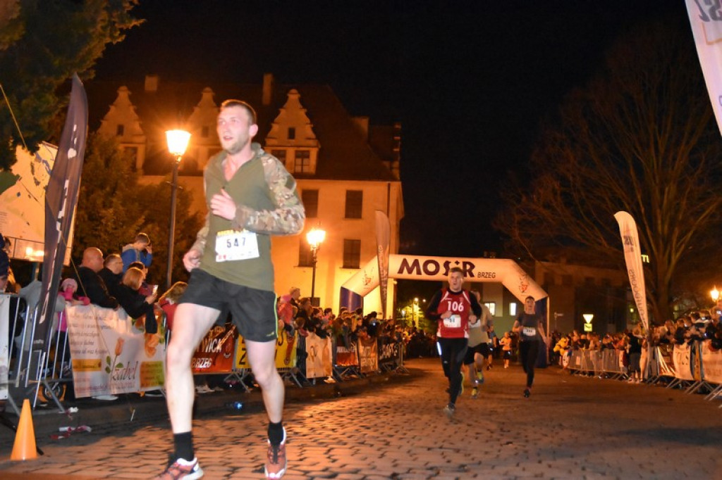 Nocna Dycha, czyli bieg uliczny na dystansie 10 km [oficjalne wyniki + zdjęcia]