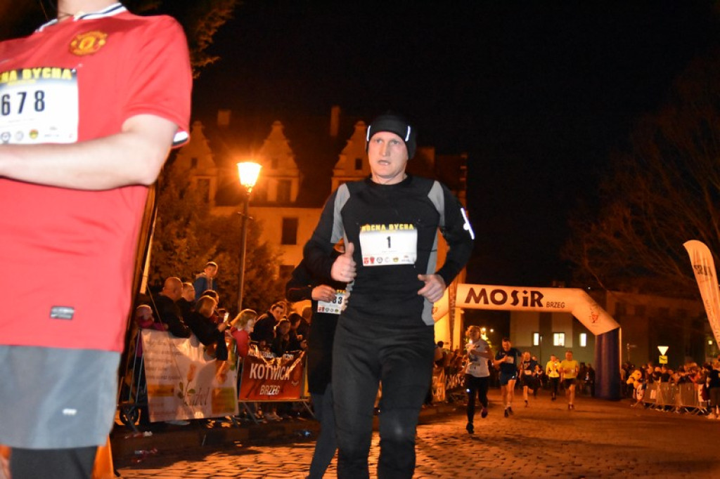 Nocna Dycha, czyli bieg uliczny na dystansie 10 km [oficjalne wyniki + zdjęcia]