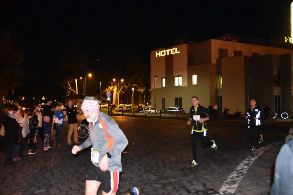 Nocna Dycha, czyli bieg uliczny na dystansie 10 km [oficjalne wyniki + zdjęcia]