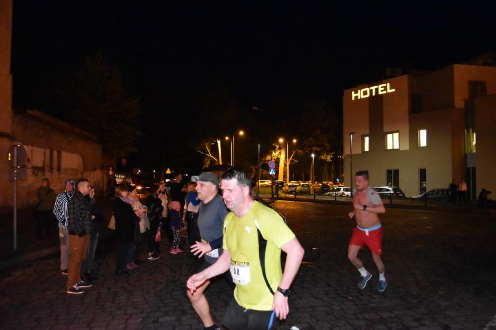 Nocna Dycha, czyli bieg uliczny na dystansie 10 km [oficjalne wyniki + zdjęcia]