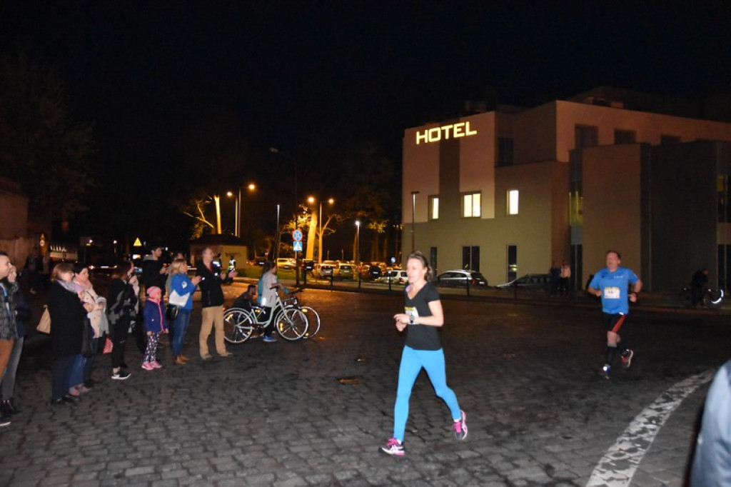 Nocna Dycha, czyli bieg uliczny na dystansie 10 km [oficjalne wyniki + zdjęcia]