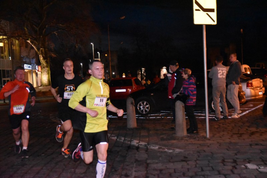 Nocna Dycha, czyli bieg uliczny na dystansie 10 km [oficjalne wyniki + zdjęcia]