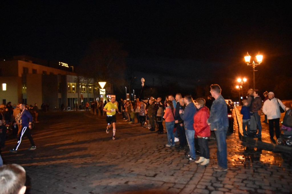 Nocna Dycha, czyli bieg uliczny na dystansie 10 km [oficjalne wyniki + zdjęcia]