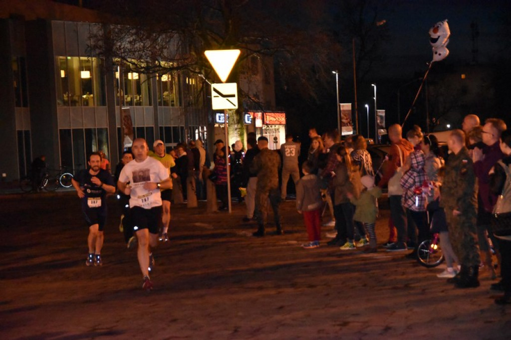 Nocna Dycha, czyli bieg uliczny na dystansie 10 km [oficjalne wyniki + zdjęcia]
