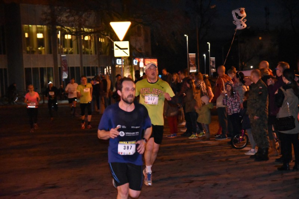 Nocna Dycha, czyli bieg uliczny na dystansie 10 km [oficjalne wyniki + zdjęcia]