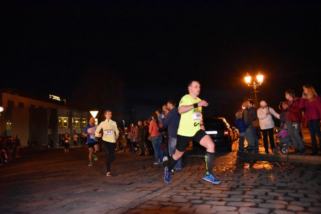 Nocna Dycha, czyli bieg uliczny na dystansie 10 km [oficjalne wyniki + zdjęcia]