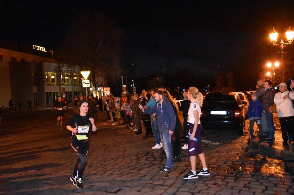 Nocna Dycha, czyli bieg uliczny na dystansie 10 km [oficjalne wyniki + zdjęcia]