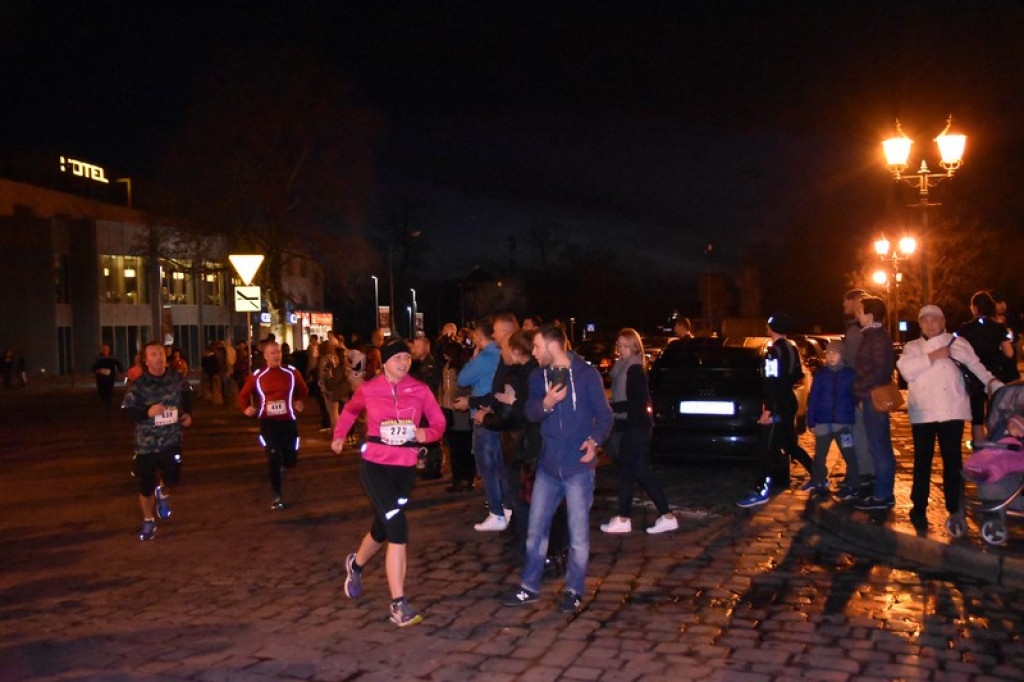 Nocna Dycha, czyli bieg uliczny na dystansie 10 km [oficjalne wyniki + zdjęcia]
