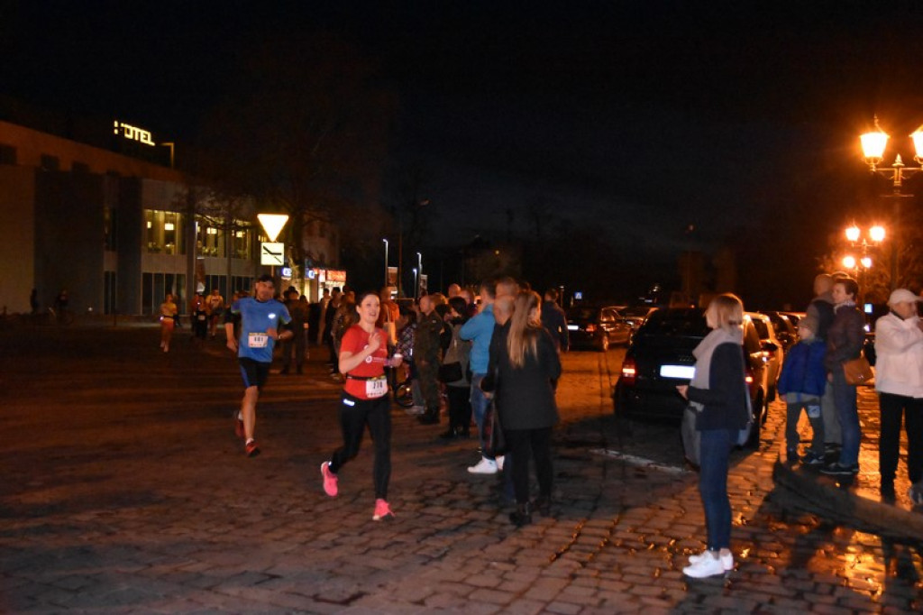 Nocna Dycha, czyli bieg uliczny na dystansie 10 km [oficjalne wyniki + zdjęcia]