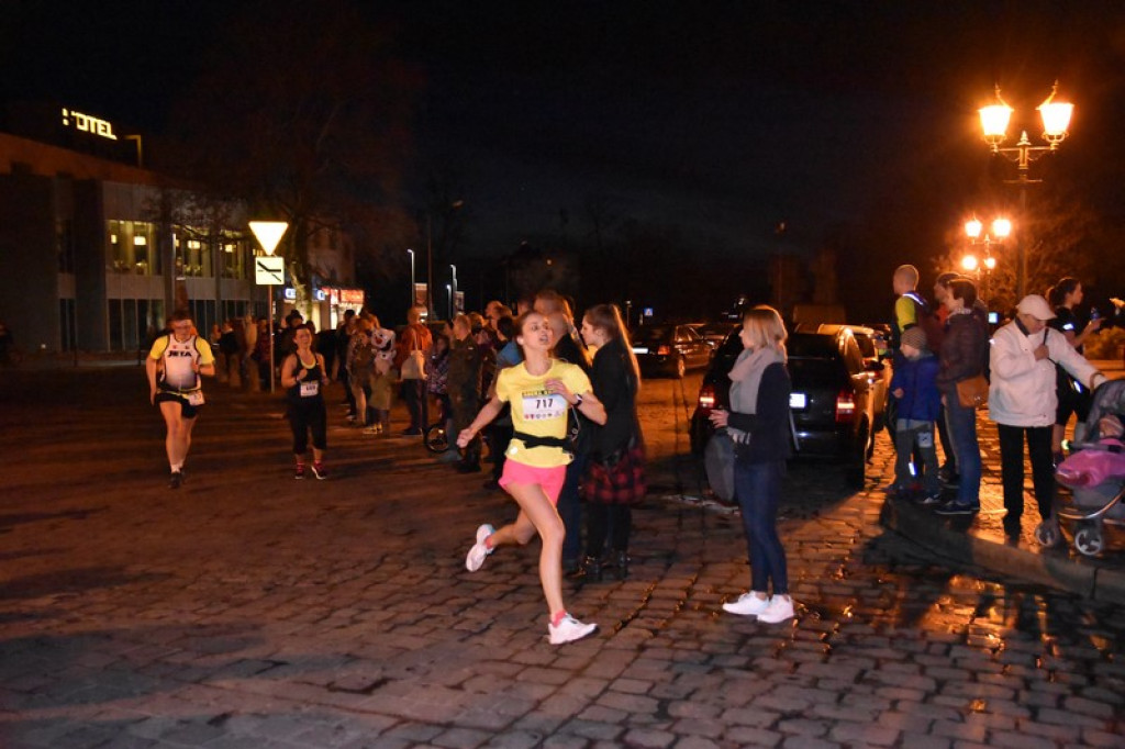 Nocna Dycha, czyli bieg uliczny na dystansie 10 km [oficjalne wyniki + zdjęcia]