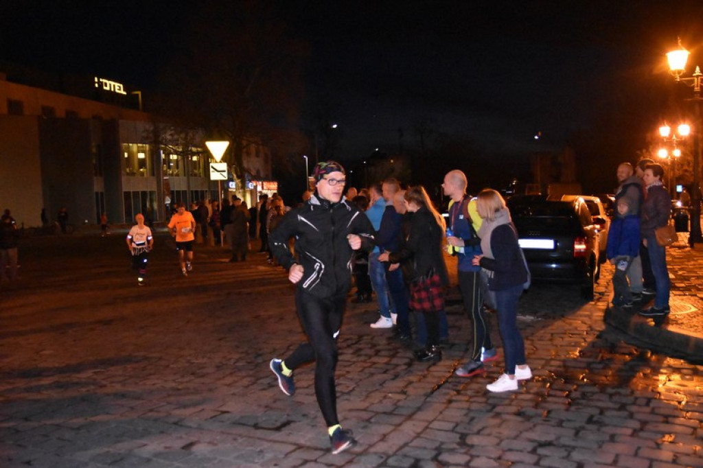 Nocna Dycha, czyli bieg uliczny na dystansie 10 km [oficjalne wyniki + zdjęcia]