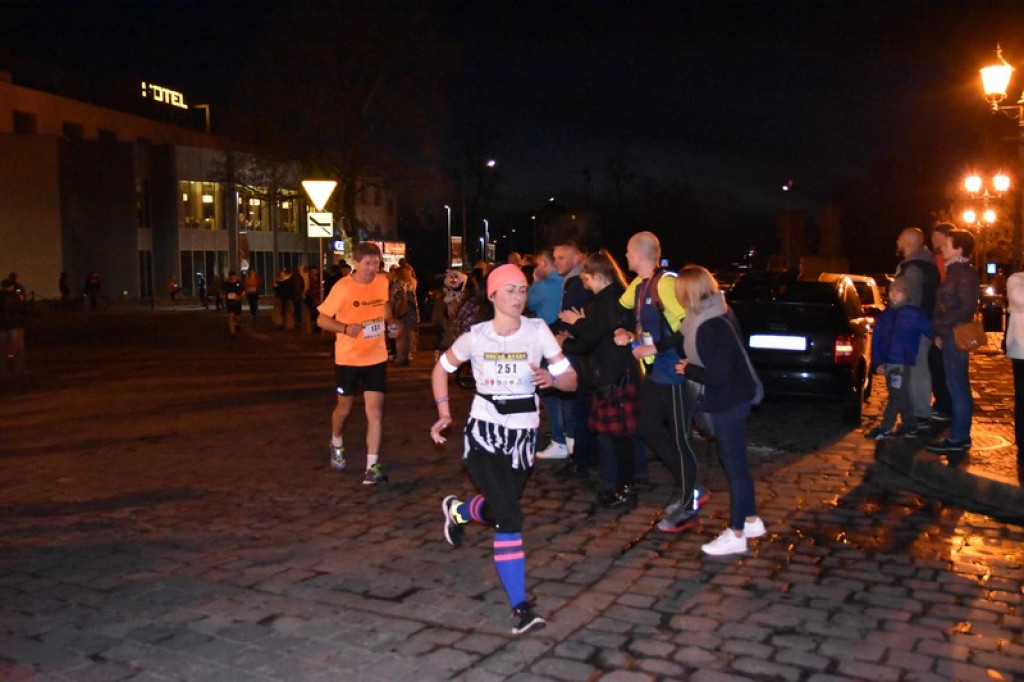 Nocna Dycha, czyli bieg uliczny na dystansie 10 km [oficjalne wyniki + zdjęcia]