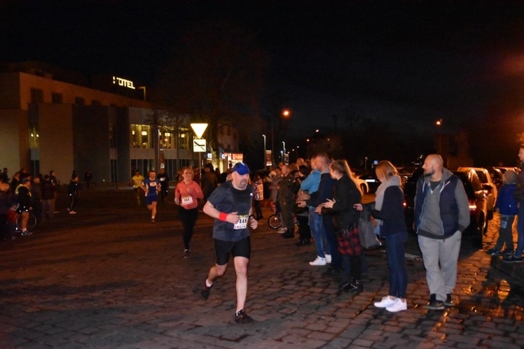 Nocna Dycha, czyli bieg uliczny na dystansie 10 km [oficjalne wyniki + zdjęcia]