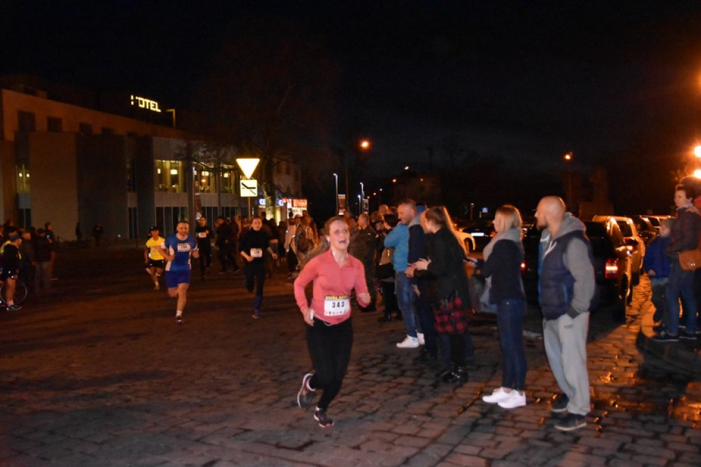 Nocna Dycha, czyli bieg uliczny na dystansie 10 km [oficjalne wyniki + zdjęcia]