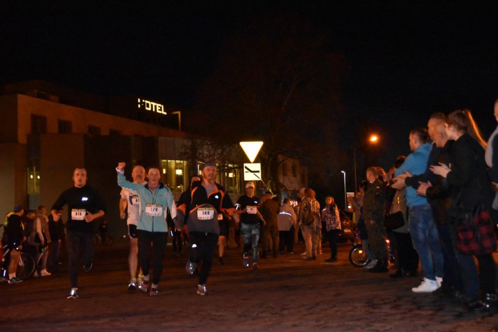 Nocna Dycha, czyli bieg uliczny na dystansie 10 km [oficjalne wyniki + zdjęcia]