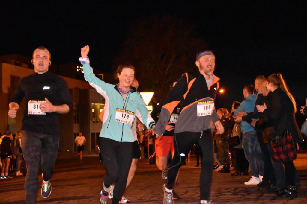 Nocna Dycha, czyli bieg uliczny na dystansie 10 km [oficjalne wyniki + zdjęcia]