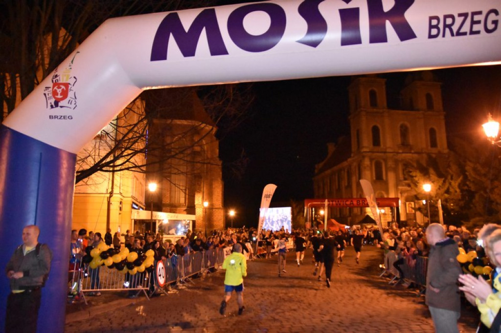 Nocna Dycha, czyli bieg uliczny na dystansie 10 km [oficjalne wyniki + zdjęcia]