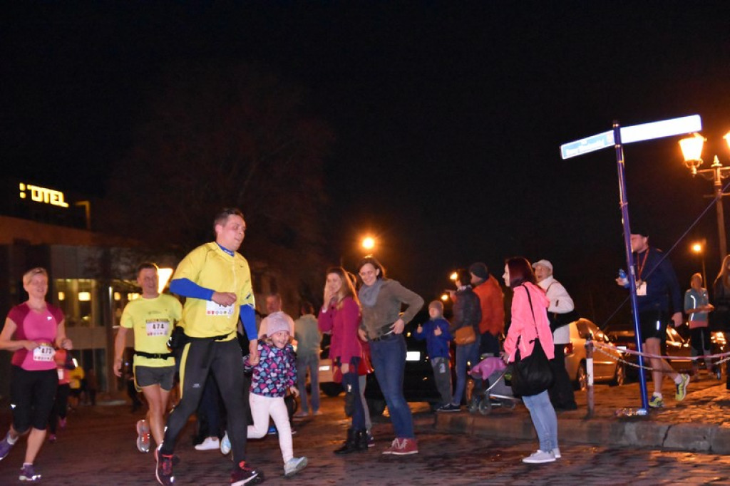 Nocna Dycha, czyli bieg uliczny na dystansie 10 km [oficjalne wyniki + zdjęcia]