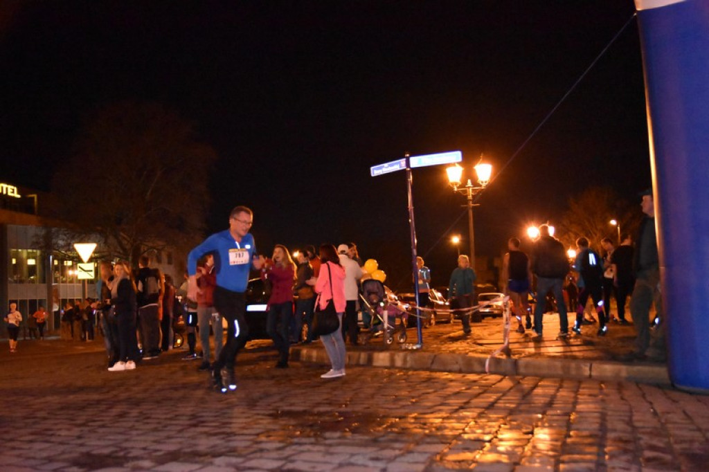 Nocna Dycha, czyli bieg uliczny na dystansie 10 km [oficjalne wyniki + zdjęcia]