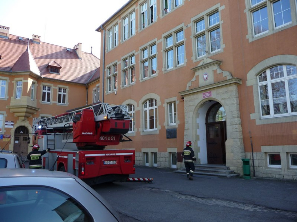 Ewakuacja II LO w Brzegu. Symulacja zagrożenia i ćwiczenia strażaków