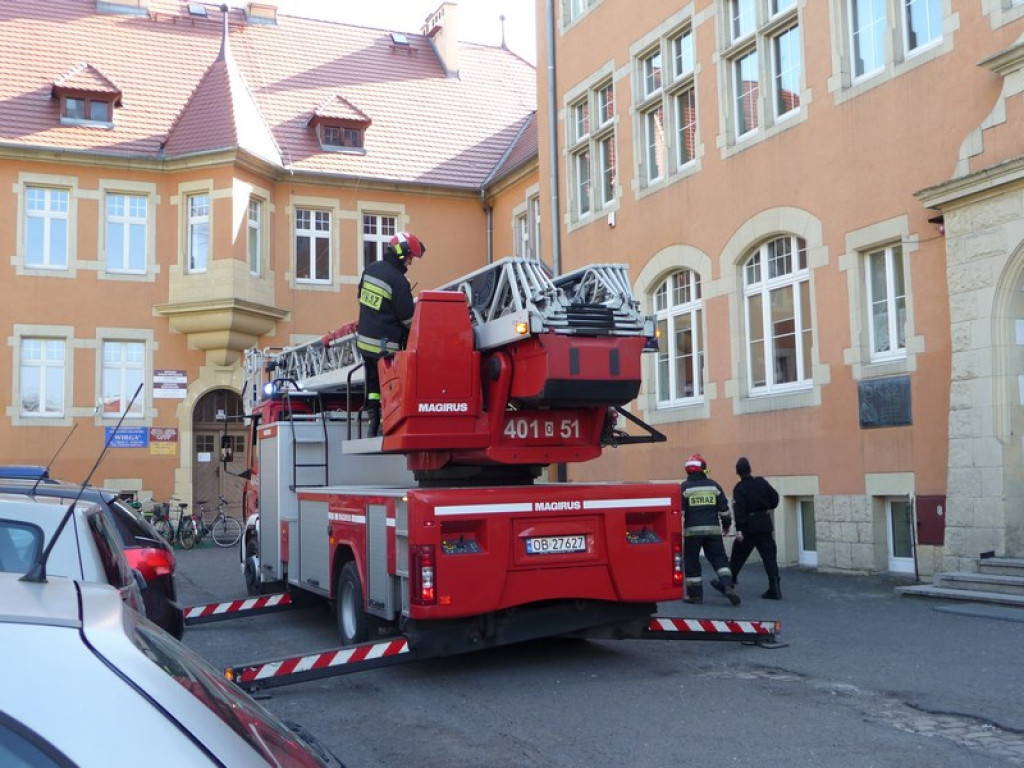 Ewakuacja II LO w Brzegu. Symulacja zagrożenia i ćwiczenia strażaków