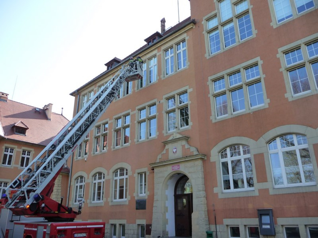 Ewakuacja II LO w Brzegu. Symulacja zagrożenia i ćwiczenia strażaków