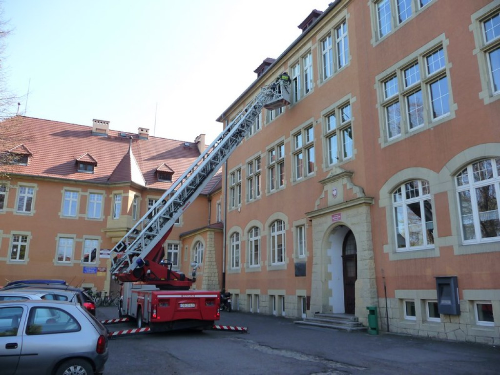 Ewakuacja II LO w Brzegu. Symulacja zagrożenia i ćwiczenia strażaków