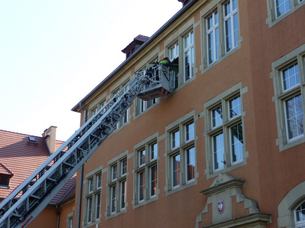 Ewakuacja II LO w Brzegu. Symulacja zagrożenia i ćwiczenia strażaków