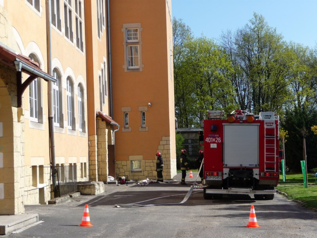 Ewakuacja II LO w Brzegu. Symulacja zagrożenia i ćwiczenia strażaków
