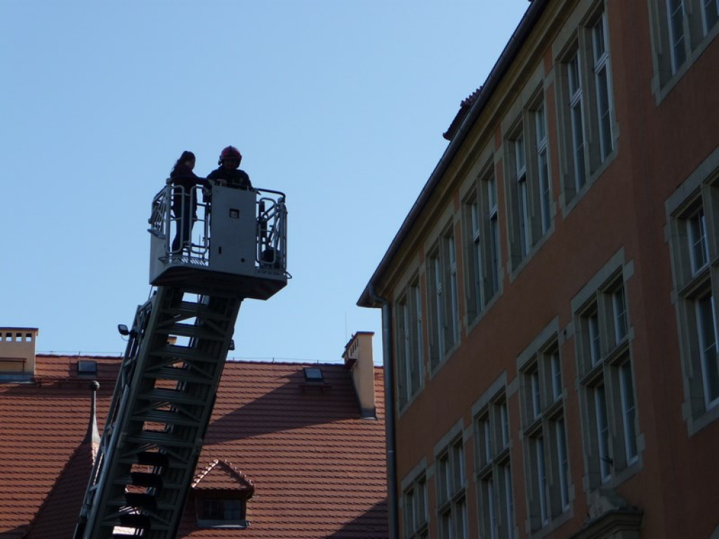 Ewakuacja II LO w Brzegu. Symulacja zagrożenia i ćwiczenia strażaków