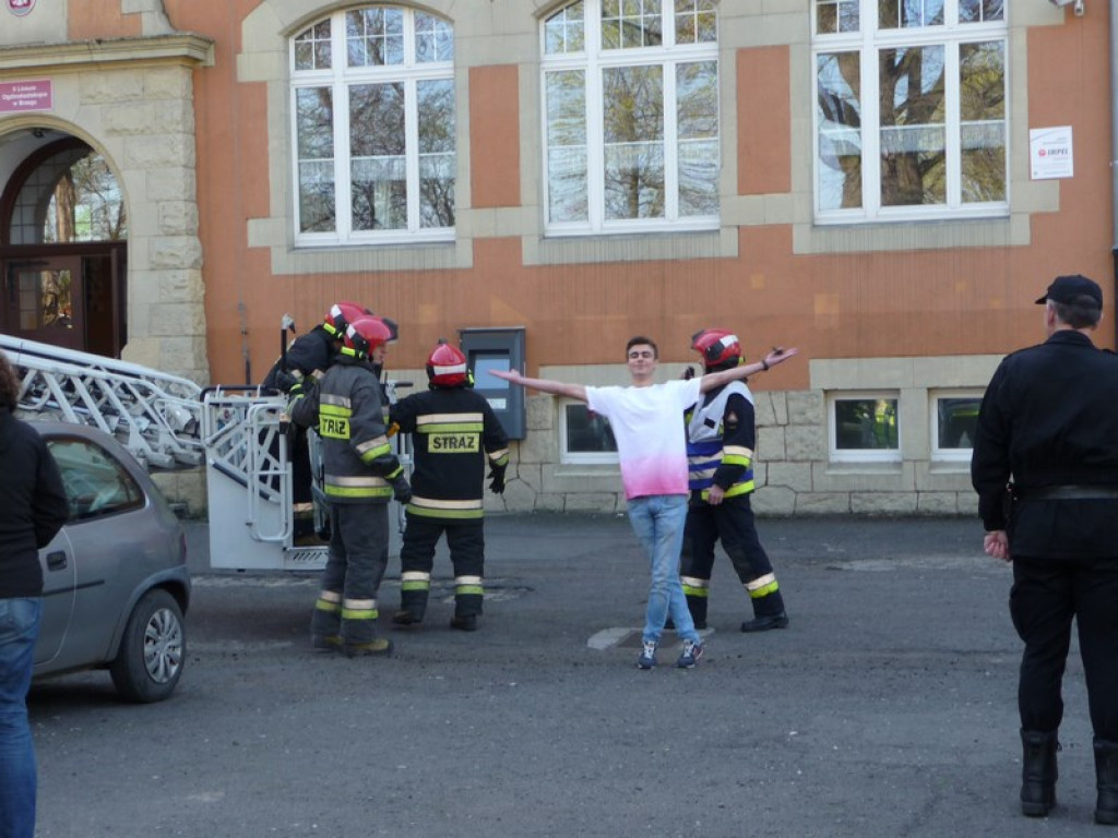 Ewakuacja II LO w Brzegu. Symulacja zagrożenia i ćwiczenia strażaków