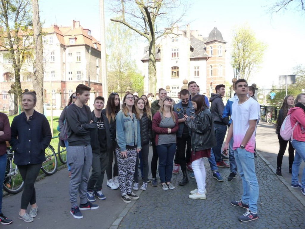 Ewakuacja II LO w Brzegu. Symulacja zagrożenia i ćwiczenia strażaków