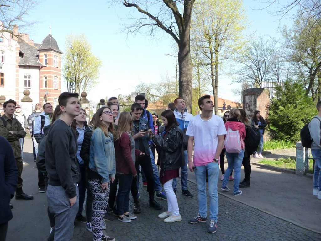 Ewakuacja II LO w Brzegu. Symulacja zagrożenia i ćwiczenia strażaków