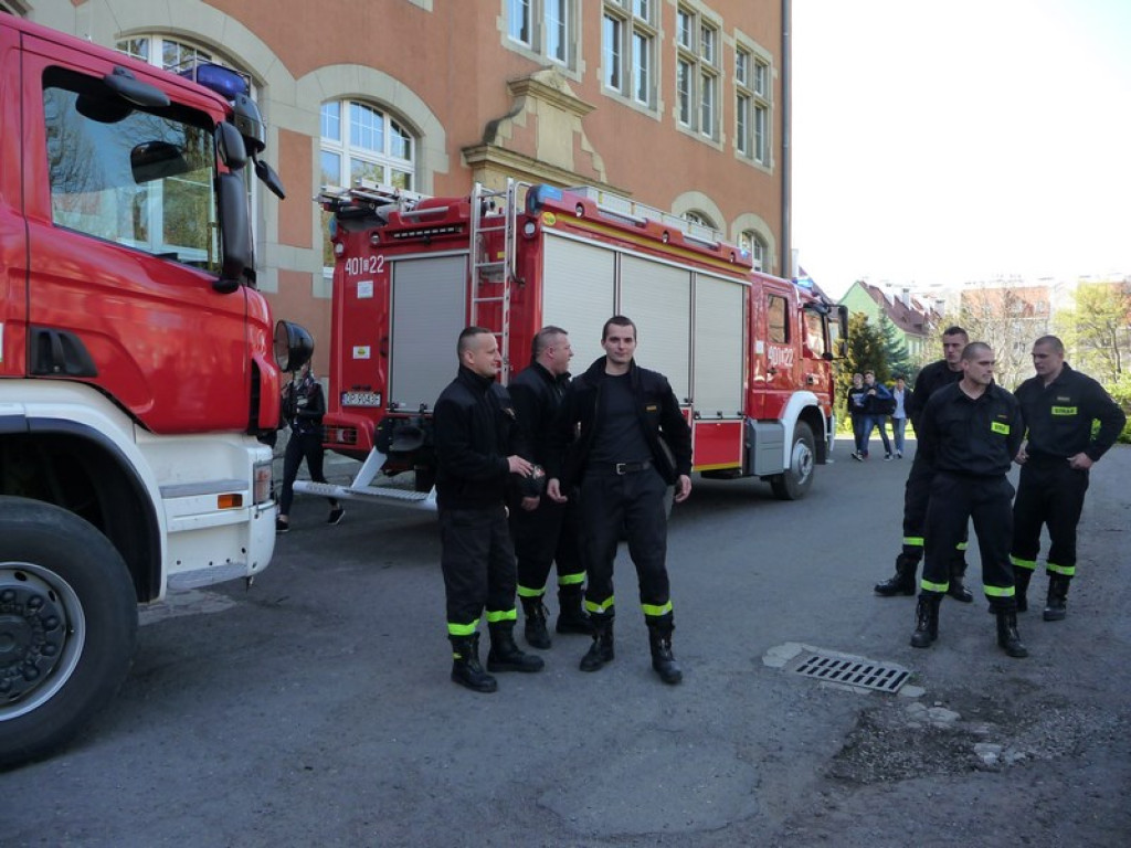 Ewakuacja II LO w Brzegu. Symulacja zagrożenia i ćwiczenia strażaków
