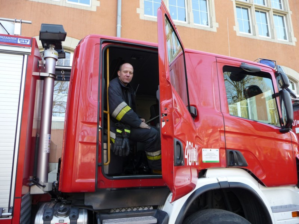 Ewakuacja II LO w Brzegu. Symulacja zagrożenia i ćwiczenia strażaków