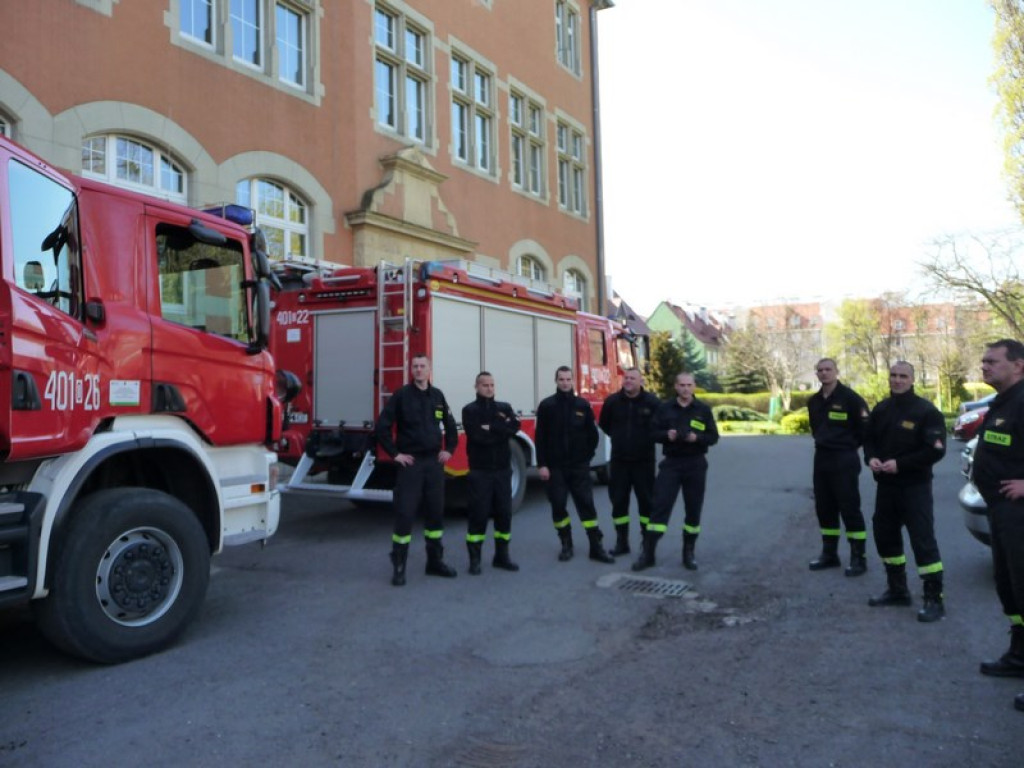Ewakuacja II LO w Brzegu. Symulacja zagrożenia i ćwiczenia strażaków