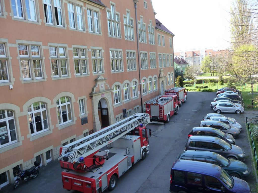 Ewakuacja II LO w Brzegu. Symulacja zagrożenia i ćwiczenia strażaków