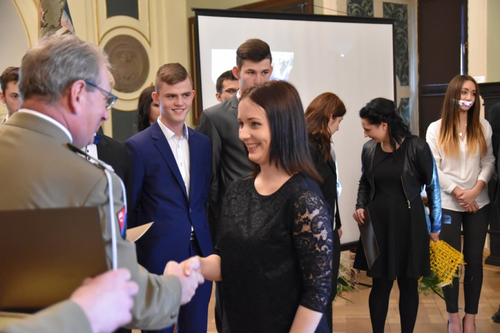 Maturzyści II LO w Brzegu odebrali świadectwa i wyróżnienia  [galeria zdjęć]