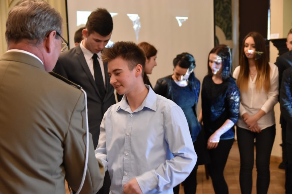 Maturzyści II LO w Brzegu odebrali świadectwa i wyróżnienia  [galeria zdjęć]