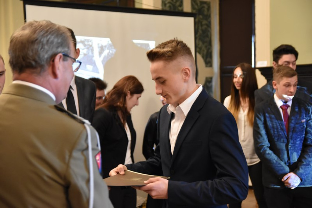 Maturzyści II LO w Brzegu odebrali świadectwa i wyróżnienia  [galeria zdjęć]