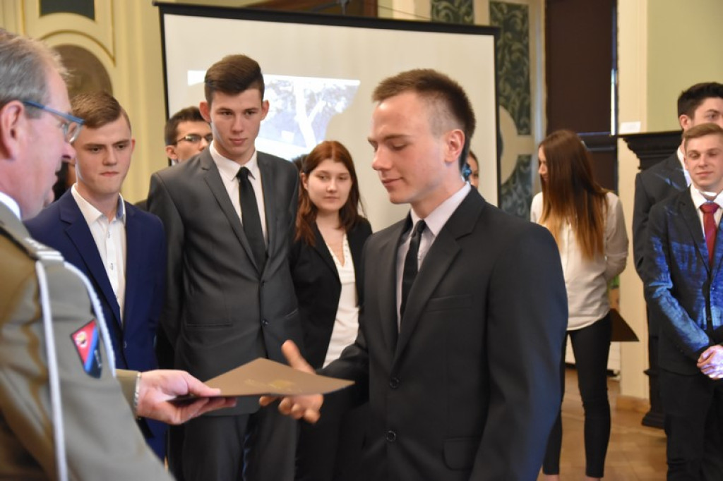 Maturzyści II LO w Brzegu odebrali świadectwa i wyróżnienia  [galeria zdjęć]