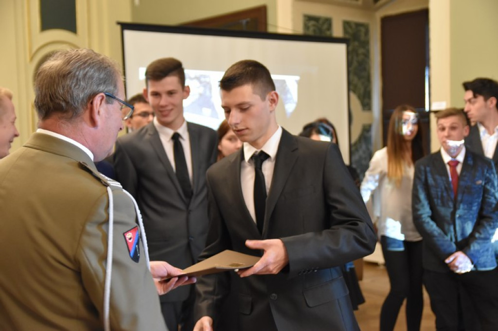 Maturzyści II LO w Brzegu odebrali świadectwa i wyróżnienia  [galeria zdjęć]