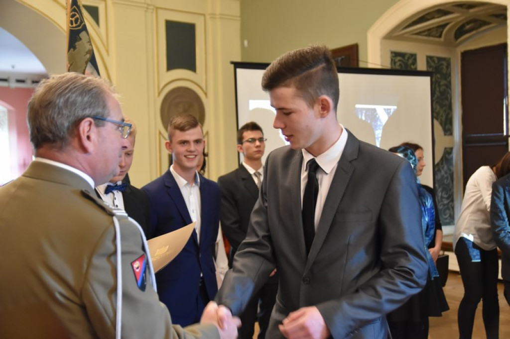 Maturzyści II LO w Brzegu odebrali świadectwa i wyróżnienia  [galeria zdjęć]