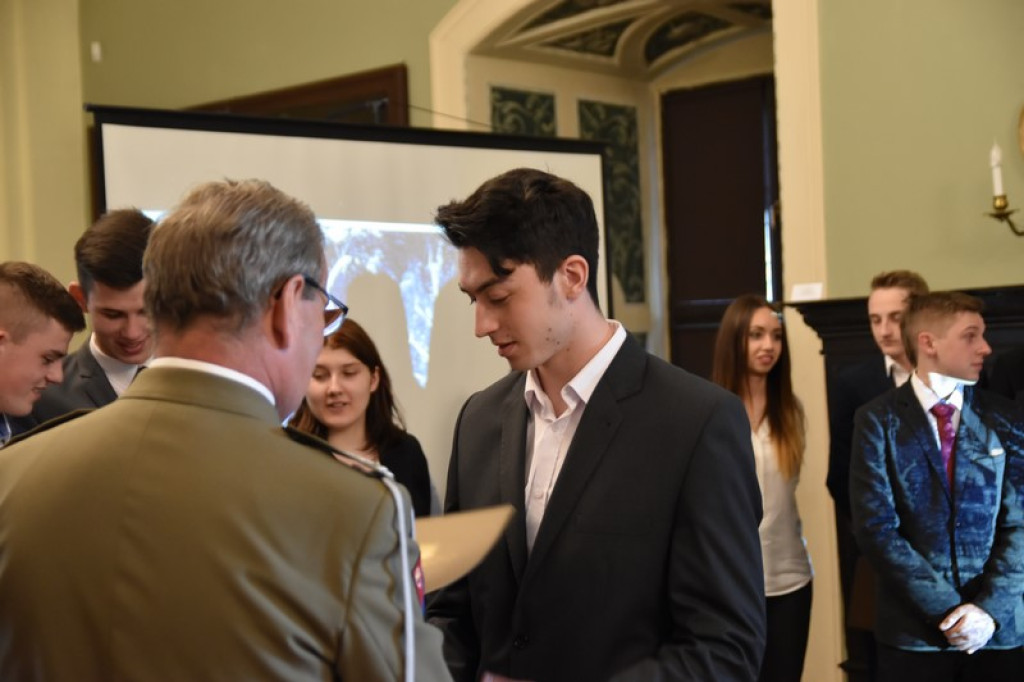 Maturzyści II LO w Brzegu odebrali świadectwa i wyróżnienia  [galeria zdjęć]