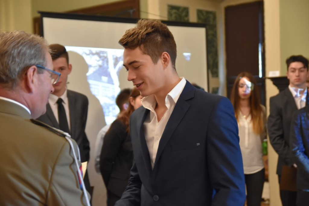 Maturzyści II LO w Brzegu odebrali świadectwa i wyróżnienia  [galeria zdjęć]