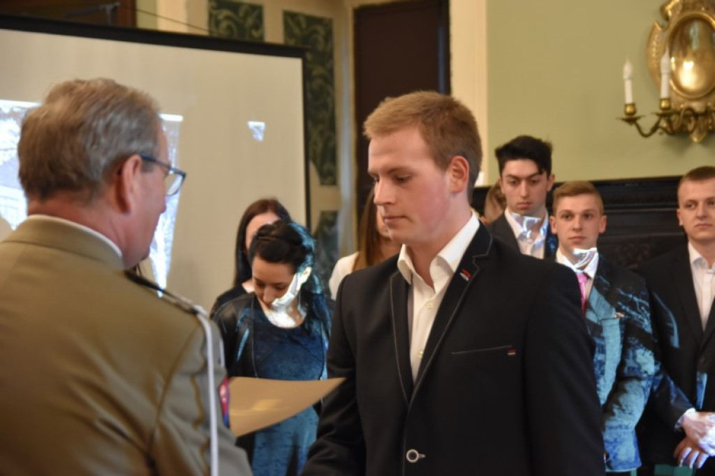 Maturzyści II LO w Brzegu odebrali świadectwa i wyróżnienia  [galeria zdjęć]
