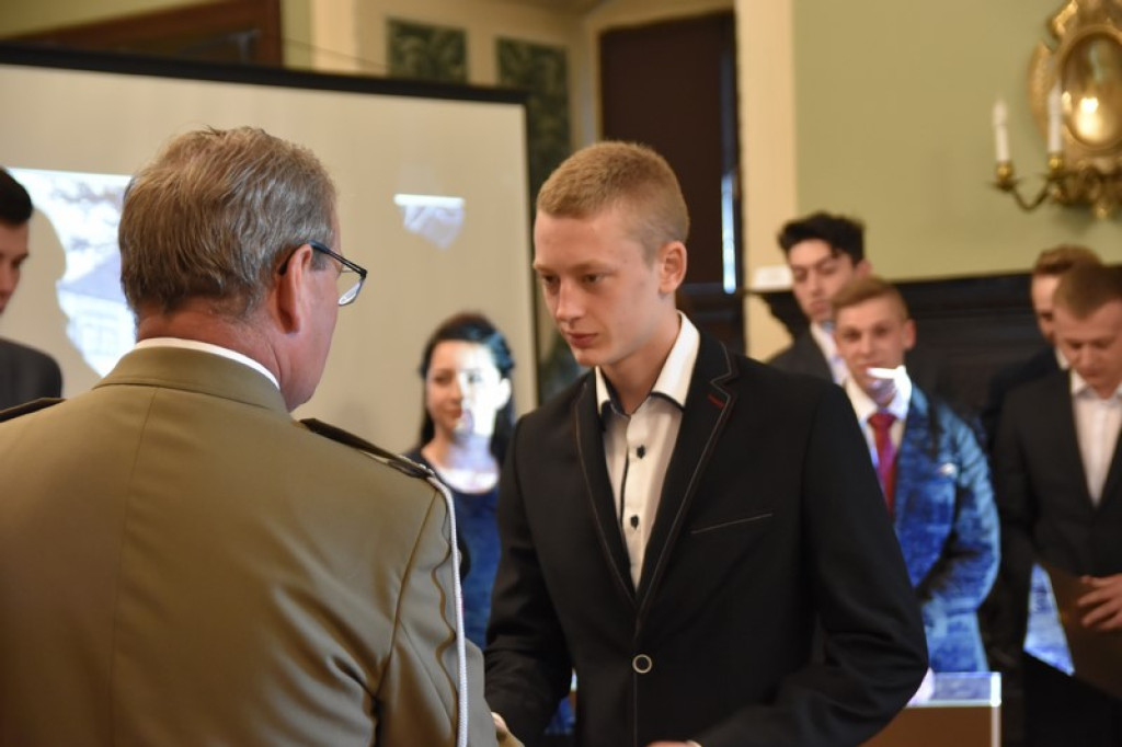 Maturzyści II LO w Brzegu odebrali świadectwa i wyróżnienia  [galeria zdjęć]