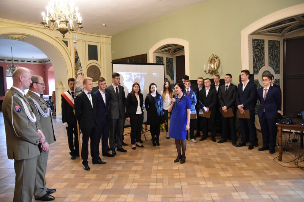 Maturzyści II LO w Brzegu odebrali świadectwa i wyróżnienia  [galeria zdjęć]