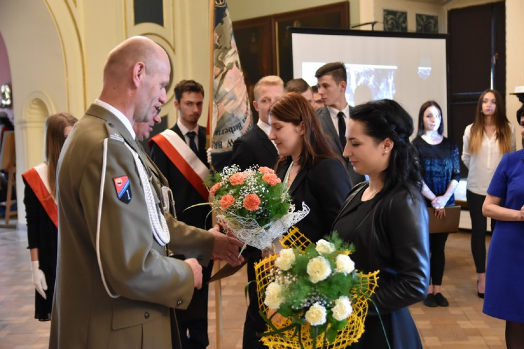 Maturzyści II LO w Brzegu odebrali świadectwa i wyróżnienia  [galeria zdjęć]