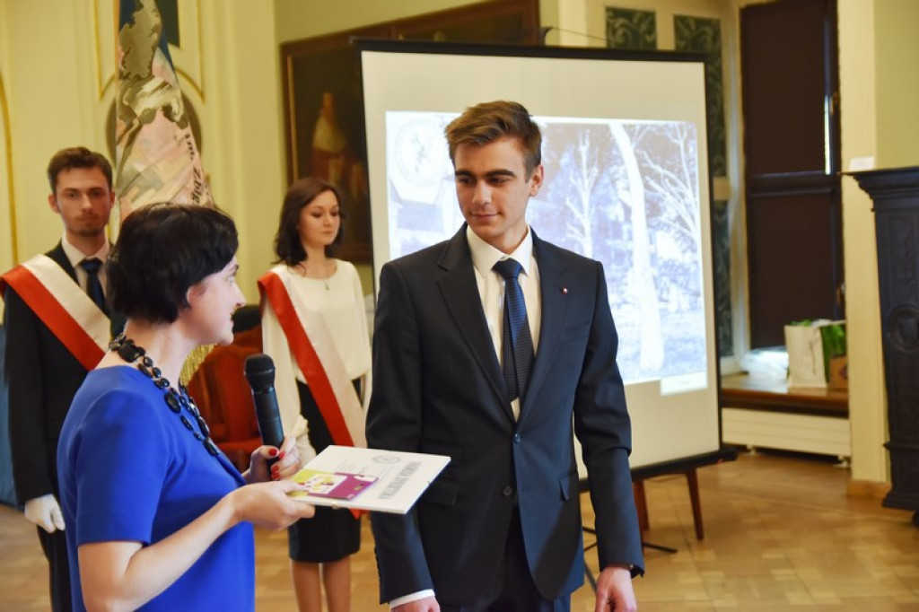 Maturzyści II LO w Brzegu odebrali świadectwa i wyróżnienia  [galeria zdjęć]